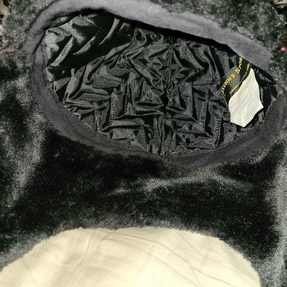 Winter red hat - Picture 3 of 4